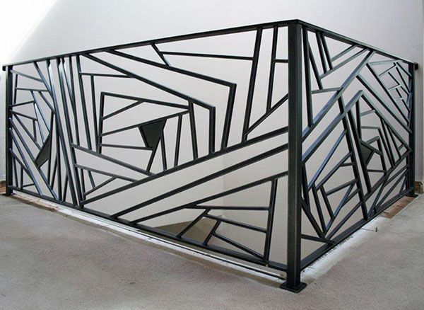 Barandilla moderna de escalera con diseño geométrico minimalista en acero negro