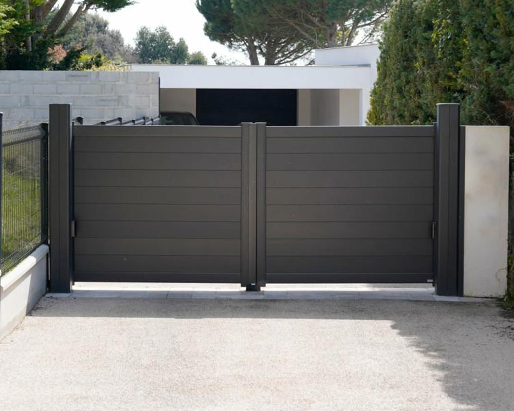 Portón de entrada con diseños geométricos modernos en hierro forjado