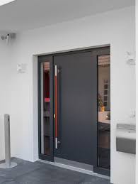 Elegante puerta de hierro forjado con espirales y motivos florales clásicos, acabado en negro mate